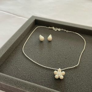 White flower pearl necklace with earrings. In good conditions